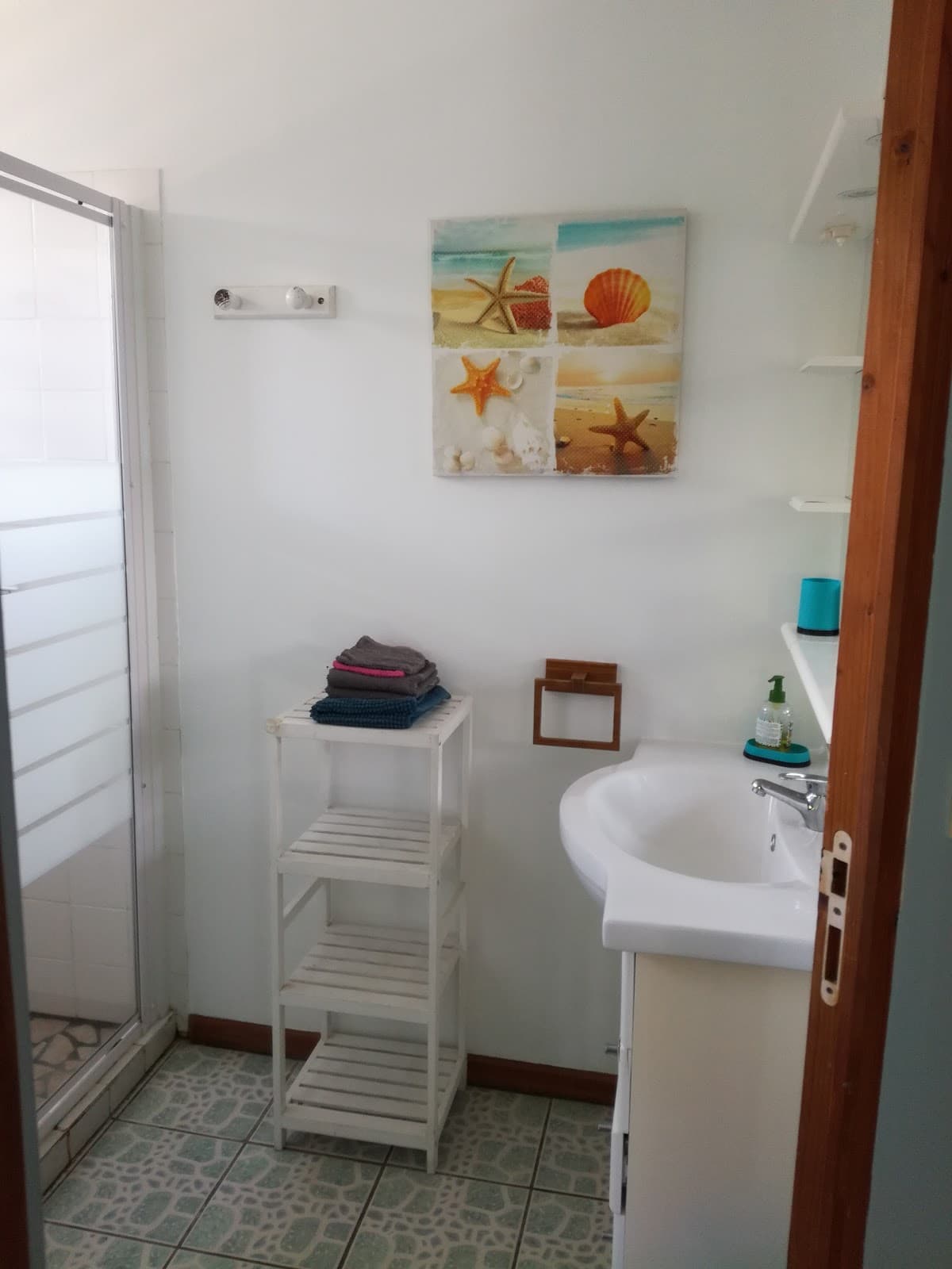 Salle de bain de Kaz Cannelle avec son art mural en coquillages