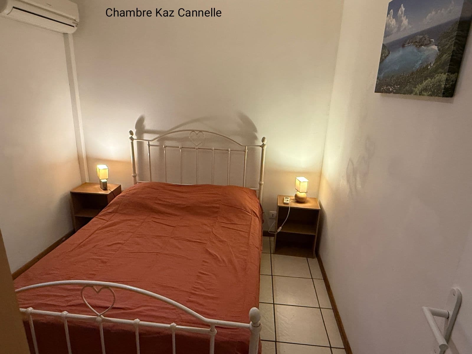 Chambre de Kaz Cannelle, murs beige