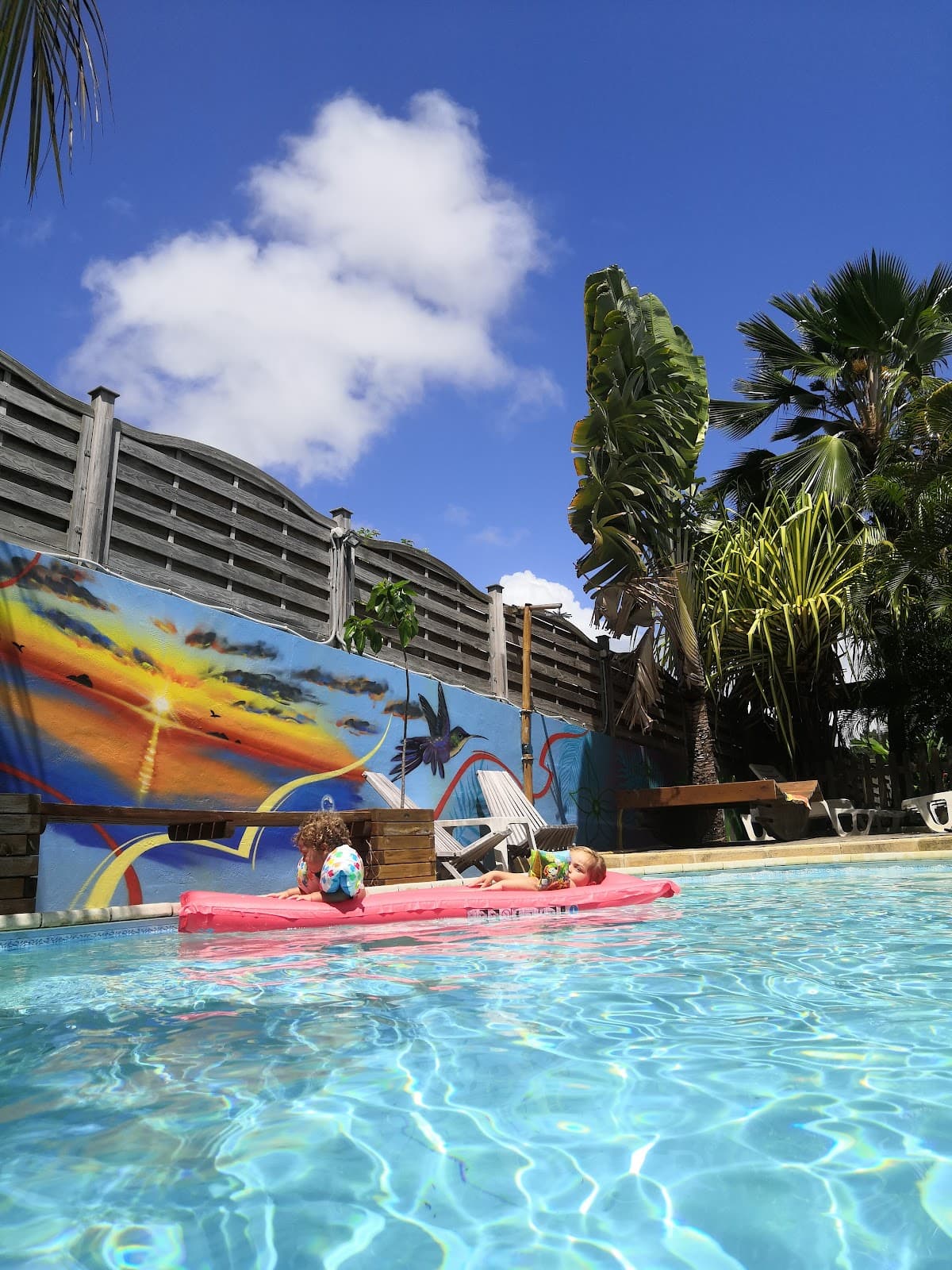 Le bassin pour les enfants devant la fresque de poissons