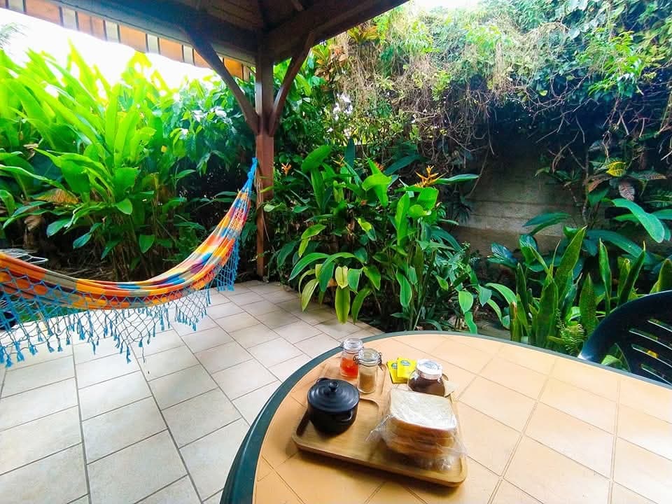 Patio avec hamac coloré et tables