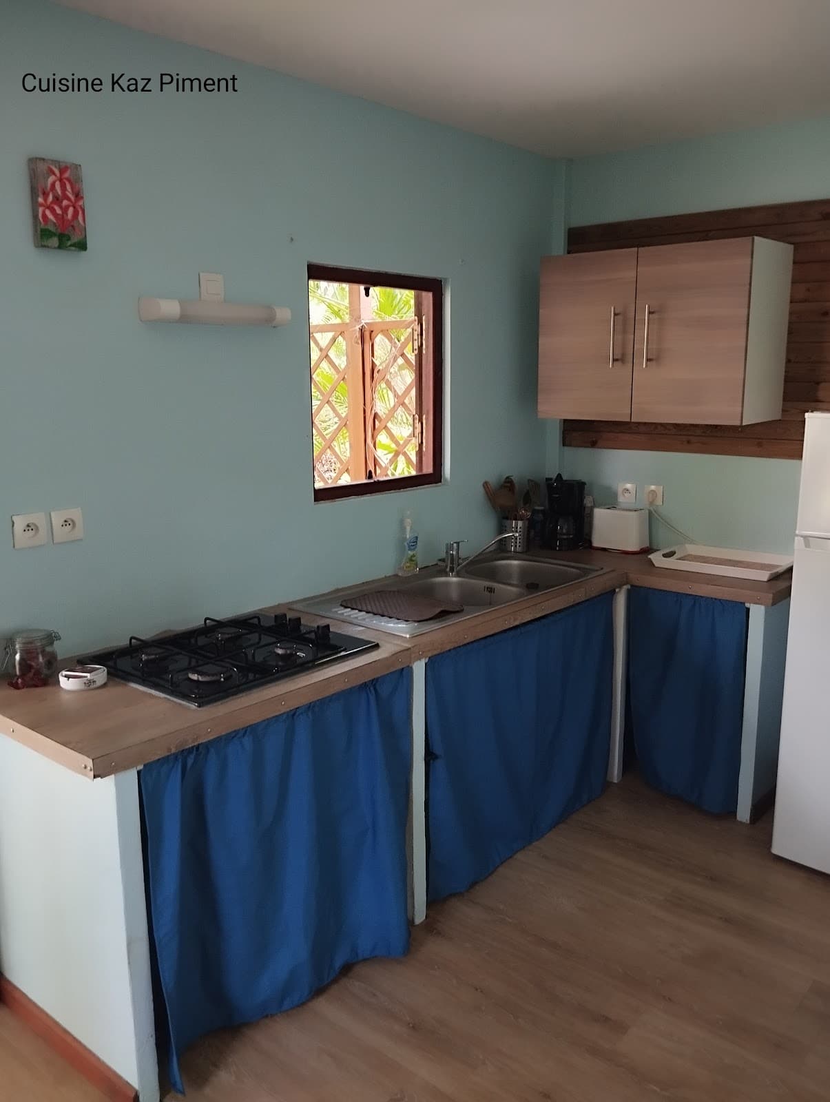 Cuisine de Kaz Piment, murs turquoise et bleus