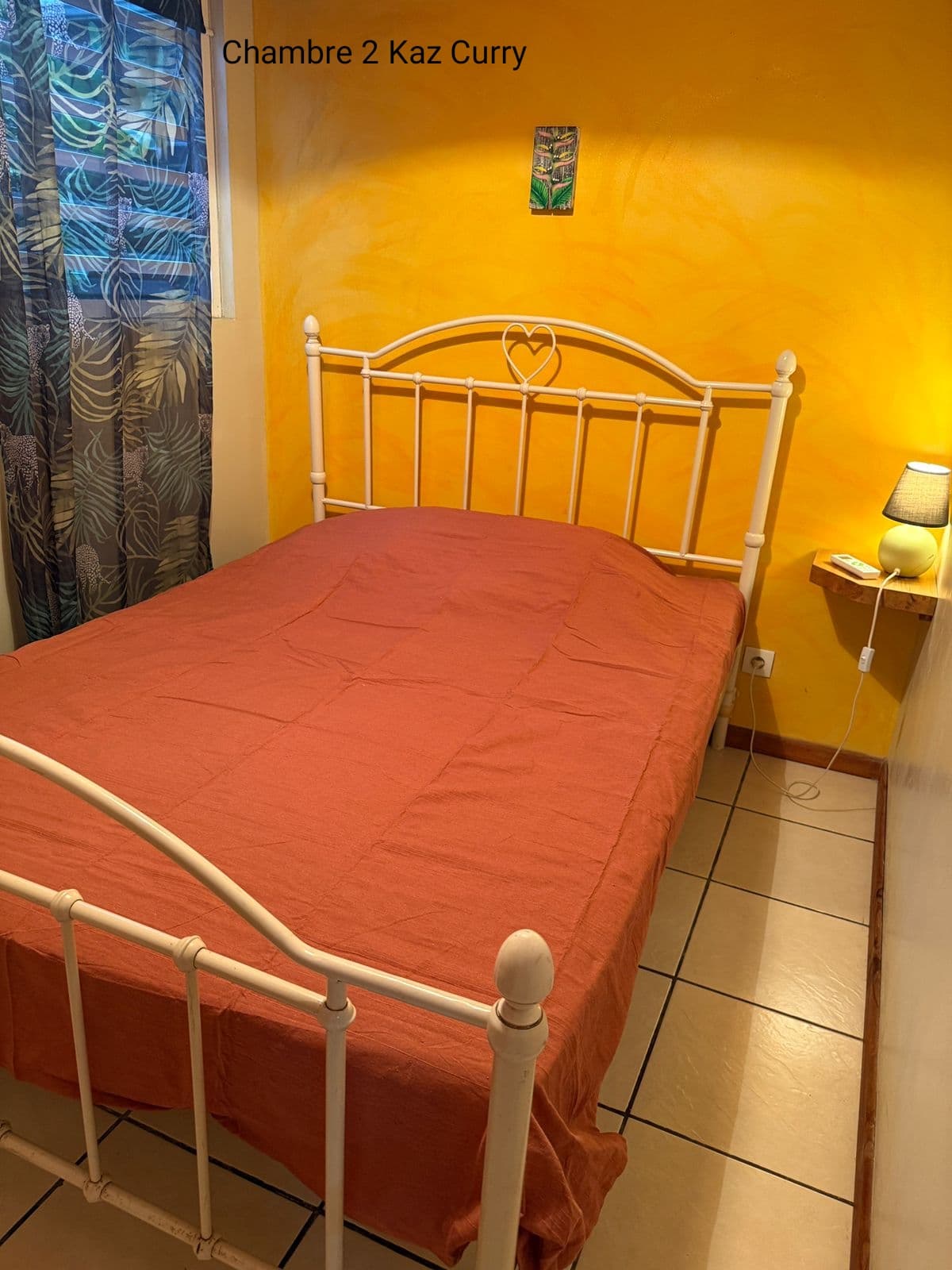 Chambre 2 de Kaz Curry, murs jaunes vifs