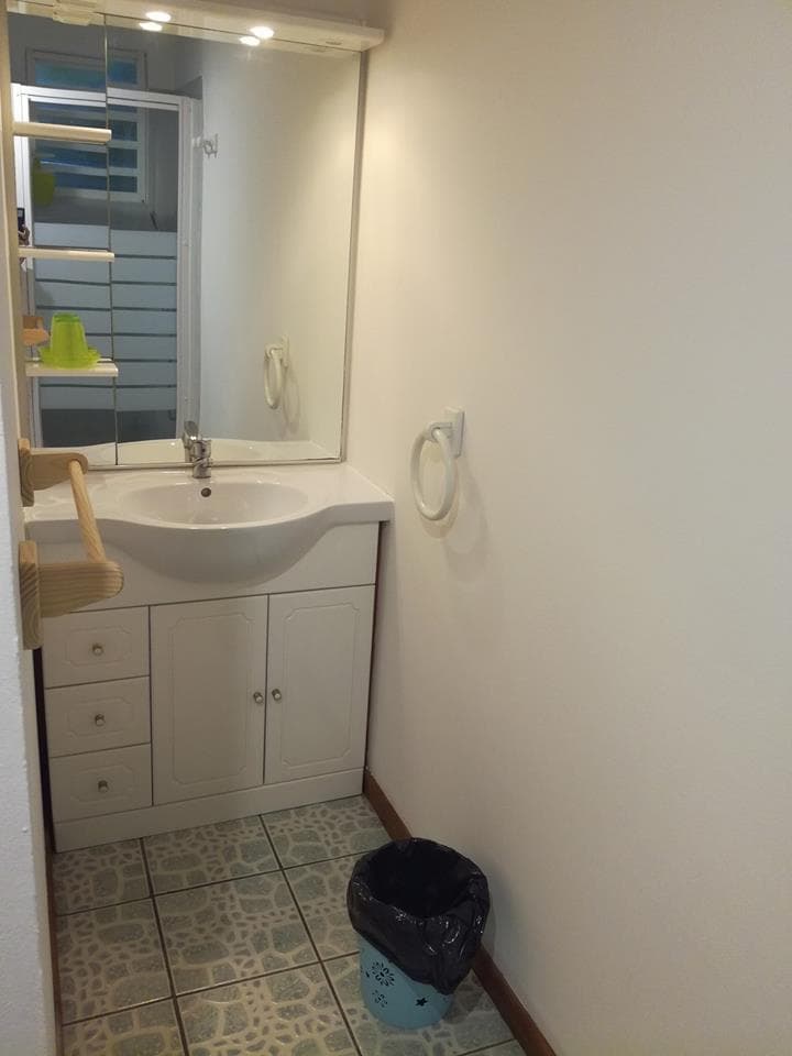 Salle de bain avec vasque et miroir blanc