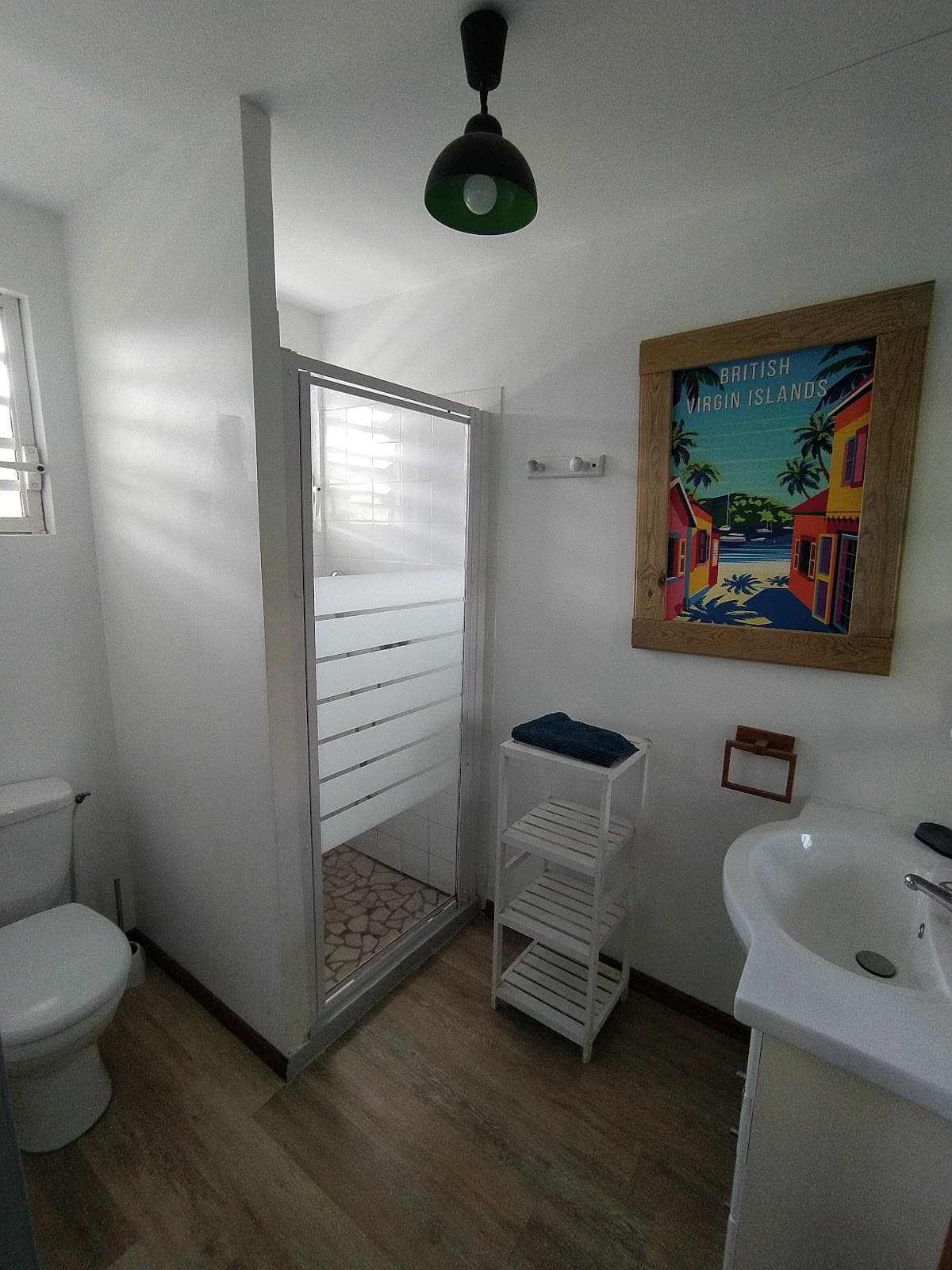 Salle de bain avec douche et poster des îles Vierges