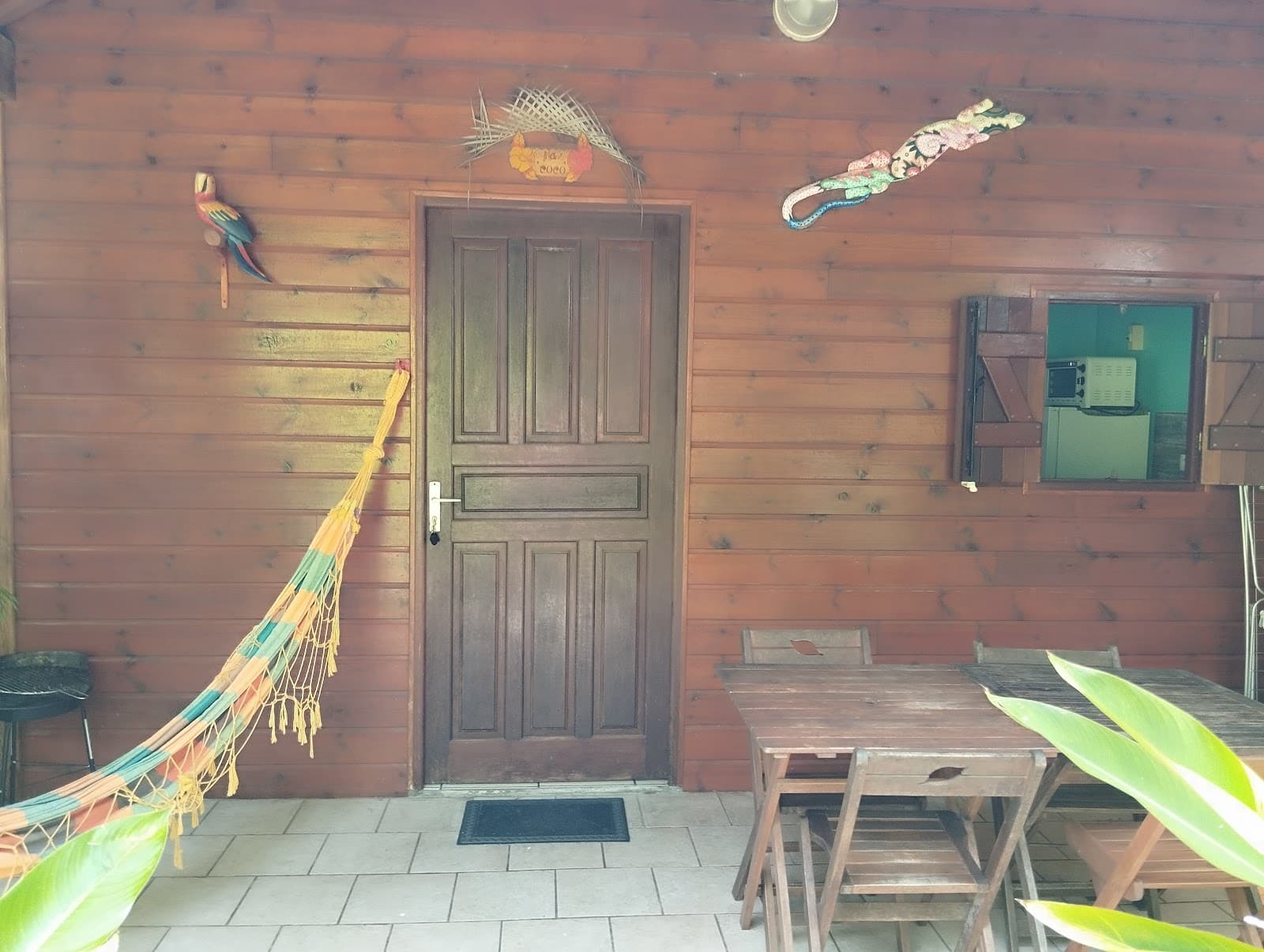 Allée d'entrée bordée de palmiers et portail en bois