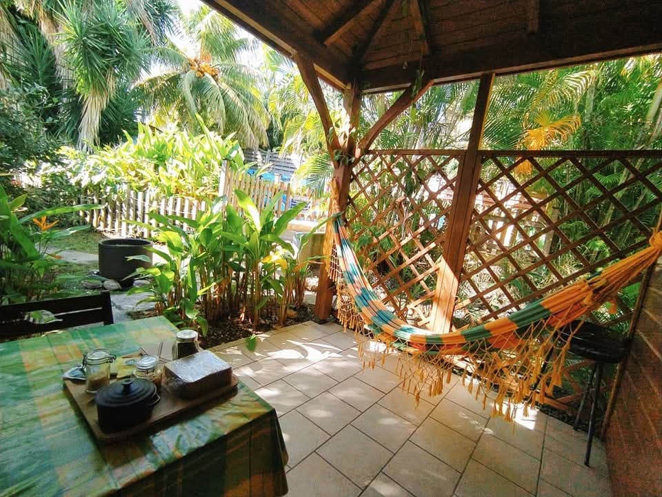 Terrasse en bois et ses décorations tropicales