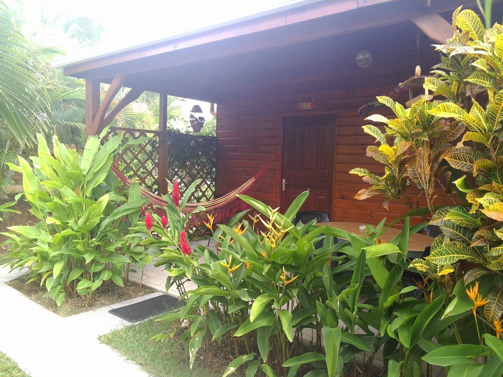 Bungalow en bois bordé de fleurs tropicales colorées