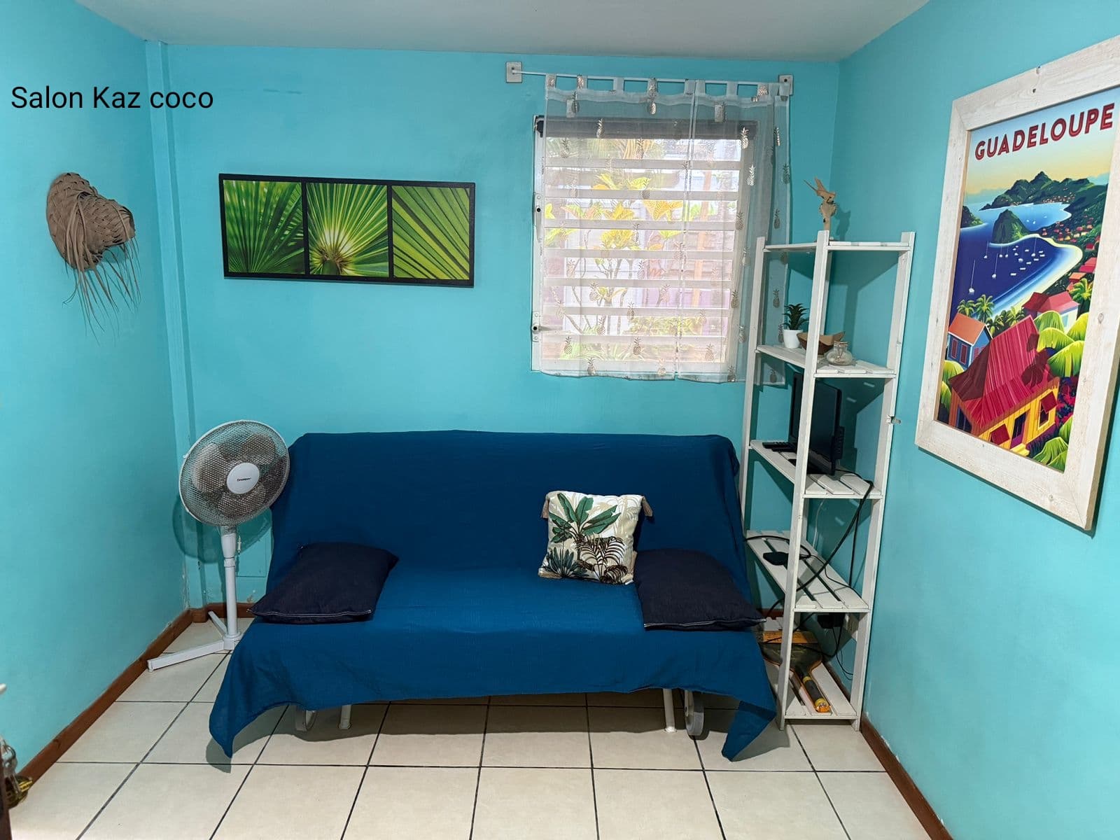 Salon de Kaz Coco, murs turquoise et canapé bleu